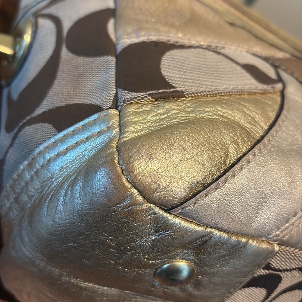 Coach Vintage Patchwork shoulder bag gold metallic leathers & monogram canvas - Picture 16 of 17